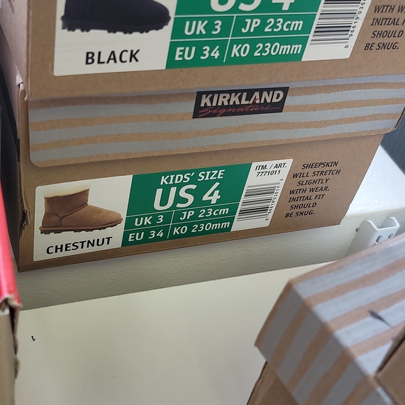 *Kirkland Signature Kids Genuine Shearling Boots - Picture 5 of 5